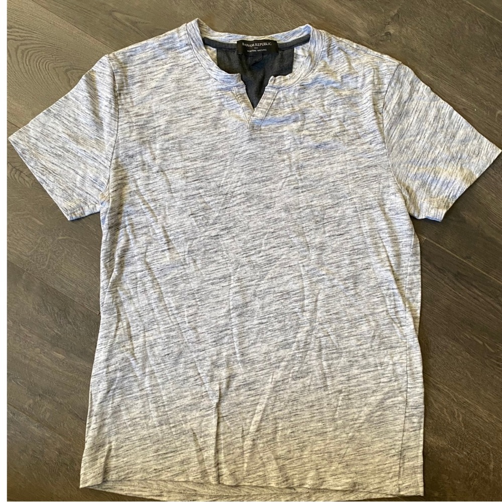 Banana Republic | Grey | Men’s short sleeve split neck T-shirt | size XS